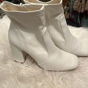 Short white boot, synthetic, not leather